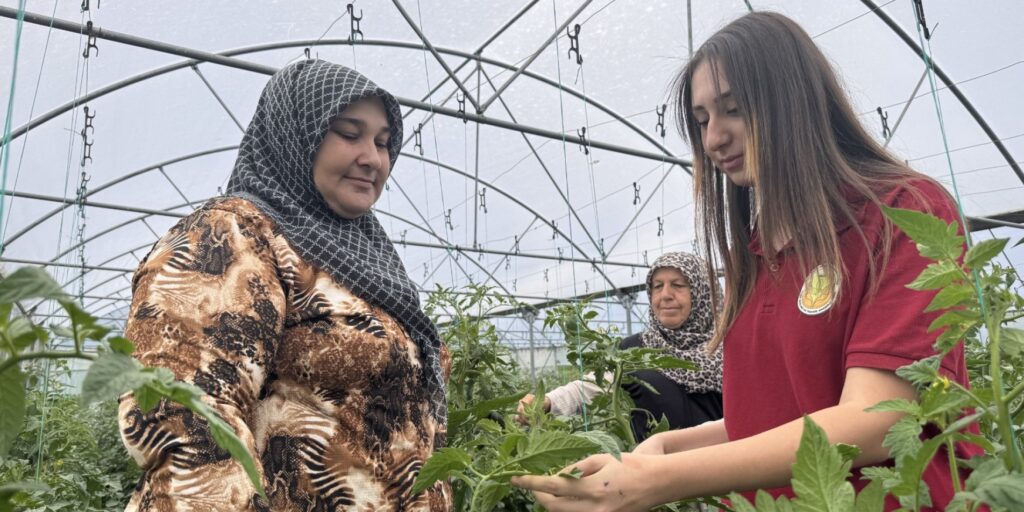 Uygulama Seralarında Tarımı Öğrenen Liseliler, Bilinçli Üretime Öncülük Ediyor